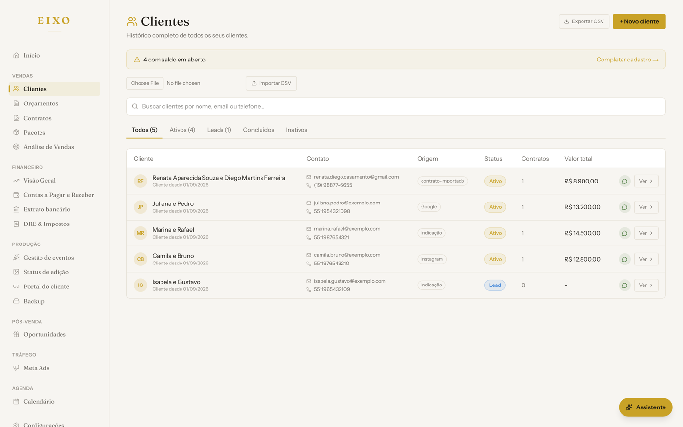Tela do Eixo com a lista de clientes da empresa, mostrando status, origem, contratos e valor total de cada um.